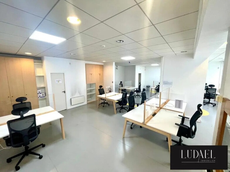 6 Rue Carle Hébert, Courbevoie for sale - Building Photo - Image 1 of 6