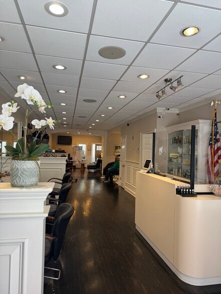 123 Wolfs Ln, Pelham, NY for sale - Interior Photo - Image 2 of 7