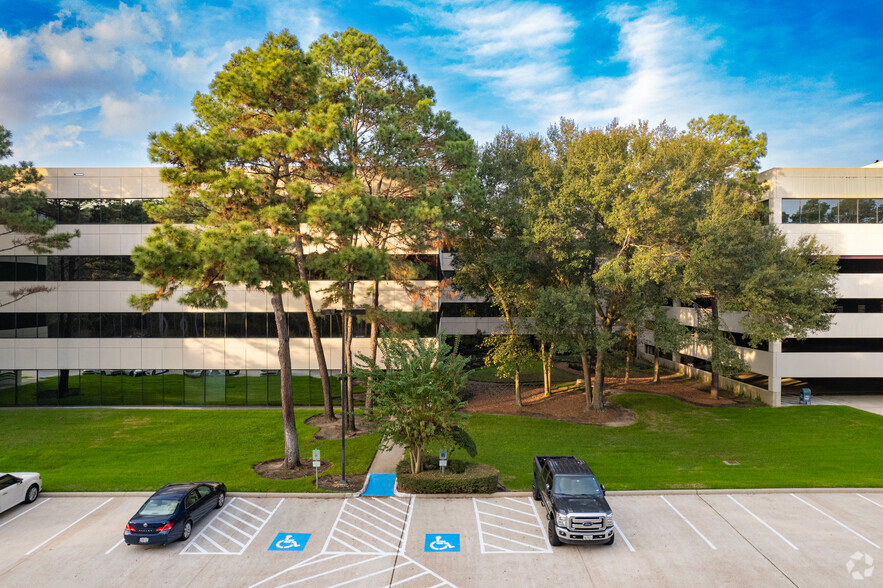 14950 Heathrow Forest Pky, Houston, TX for lease - Building Photo - Image 3 of 16