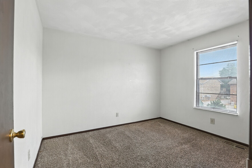 Pheasantwood Apartments portfolio of 12 properties for sale on LoopNet.com - Building Photo - Image 3 of 28