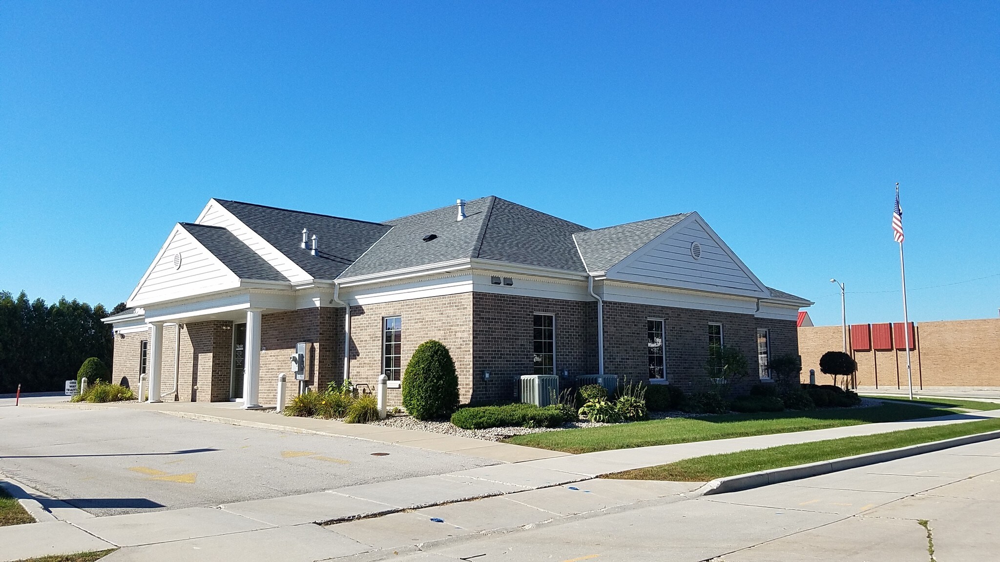 2221 Lincoln Ave, Two Rivers, WI for sale Building Photo- Image 1 of 1