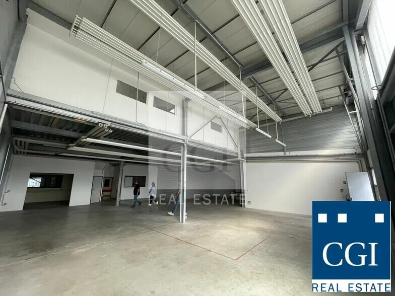 Flex in Fontaine for lease - Interior Photo - Image 1 of 4