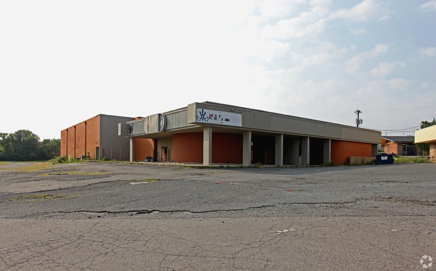 421 E Sugar Creek Rd, Charlotte, NC 28213