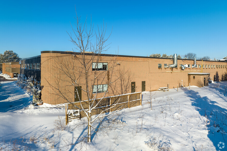 226 Edward St, Aurora, ON for lease - Building Photo - Image 2 of 4