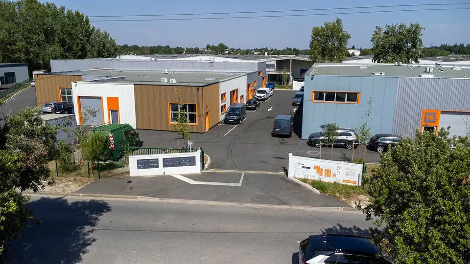 Flex in Carbon-Blanc for lease Building Photo- Image 1 of 9