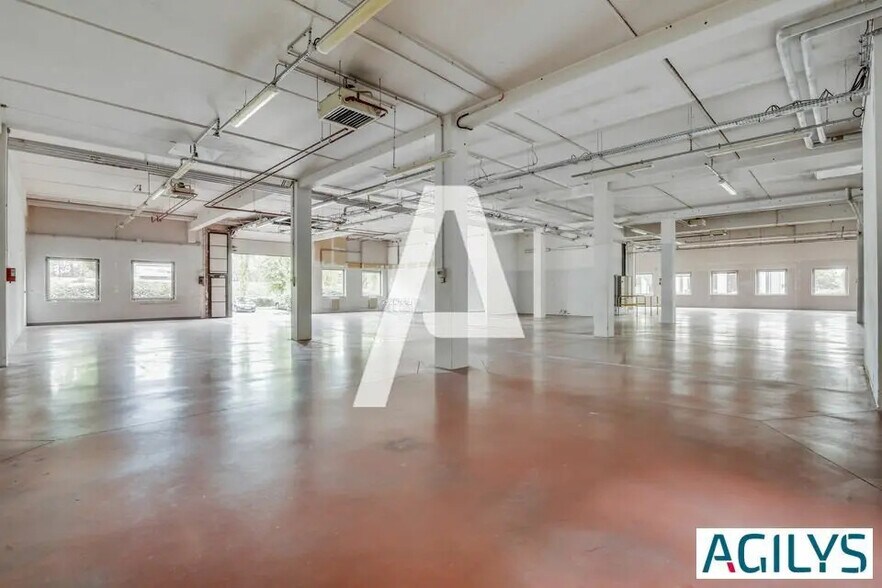 Flex in Antony for lease - Building Photo - Image 2 of 8