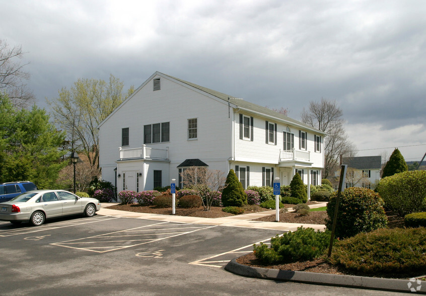 2 Farms Village Rd, Simsbury, CT for sale - Building Photo - Image 2 of 4