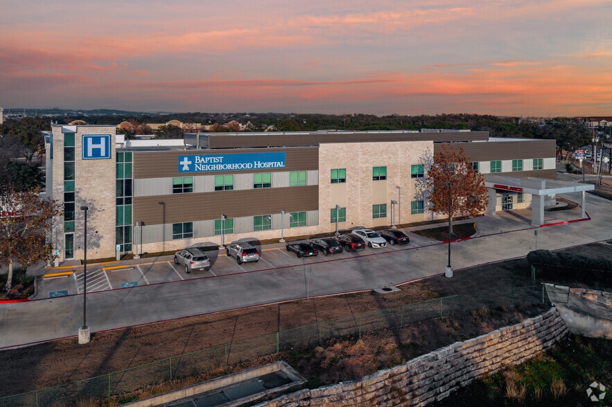 8230 N Loop 1604 Fwy W, San Antonio, TX for lease - Building Photo - Image 1 of 6