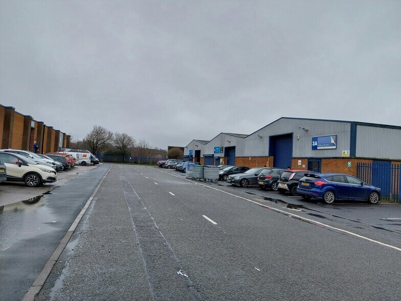 Summit Cres, Smethwick for lease - Building Photo - Image 2 of 11
