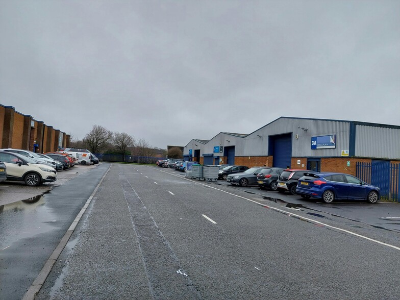 Summit Cres, Smethwick for lease - Building Photo - Image 3 of 15