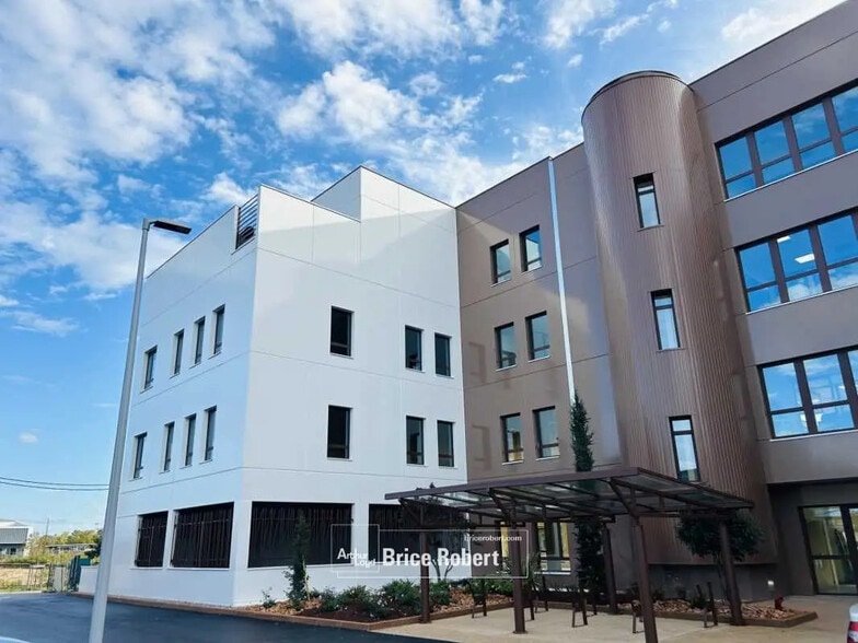 Office in Genas for sale - Building Photo - Image 1 of 7