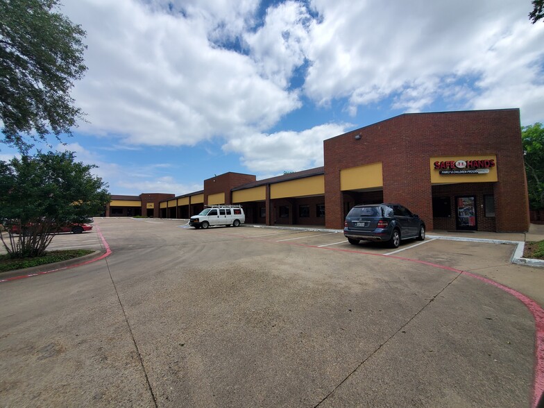 712 N Hampton Rd, DeSoto, TX for lease - Building Photo - Image 3 of 8