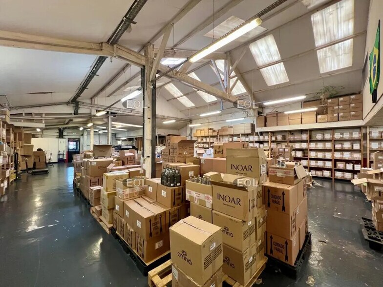 Flex in Bondy for lease - Interior Photo - Image 2 of 8