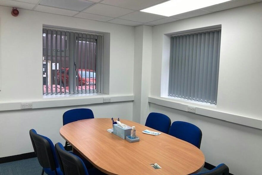 Basingstoke Rd, Reading for lease - Interior Photo - Image 2 of 3
