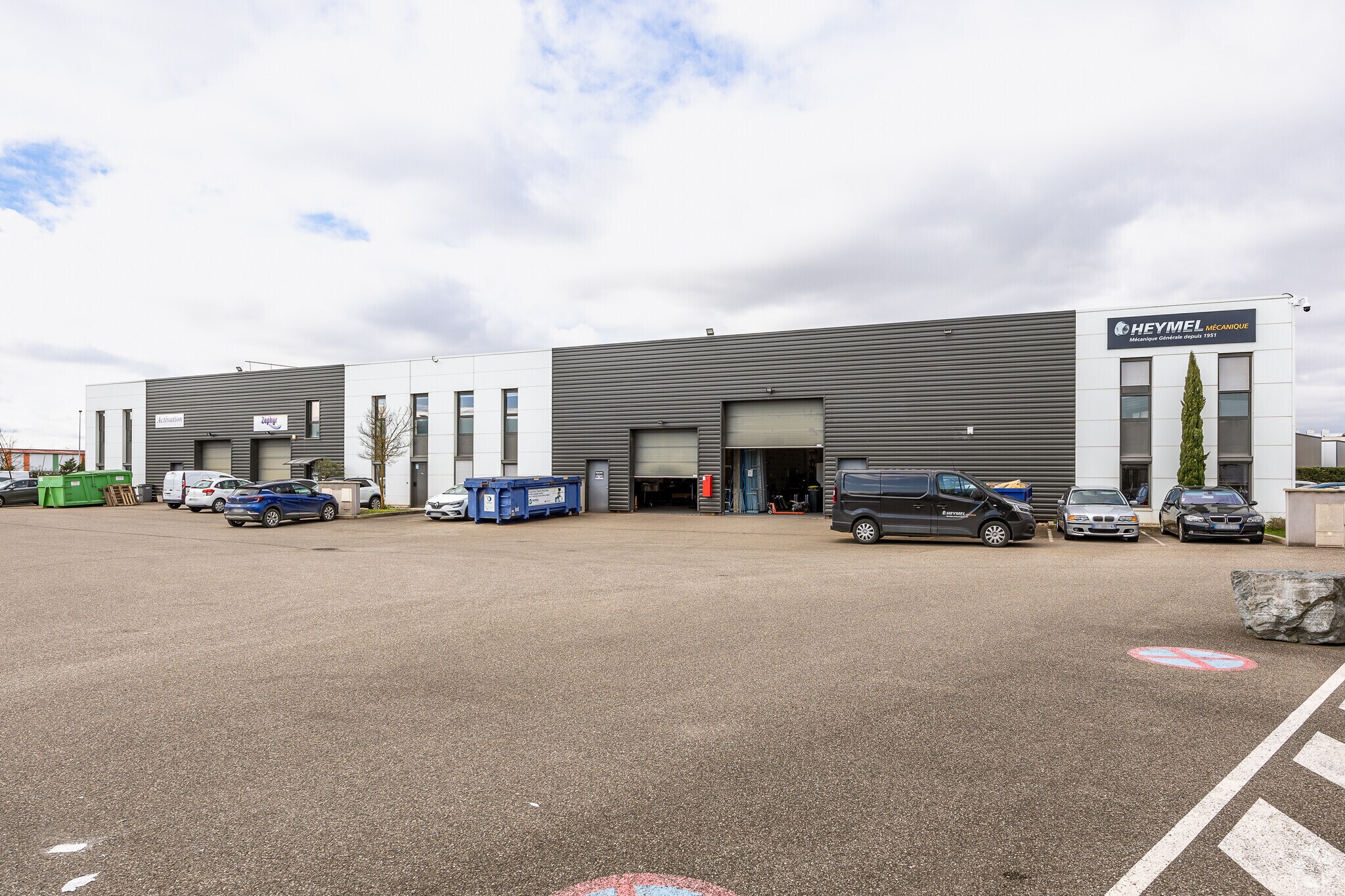 Flex in Chassieu for sale Primary Photo- Image 1 of 3