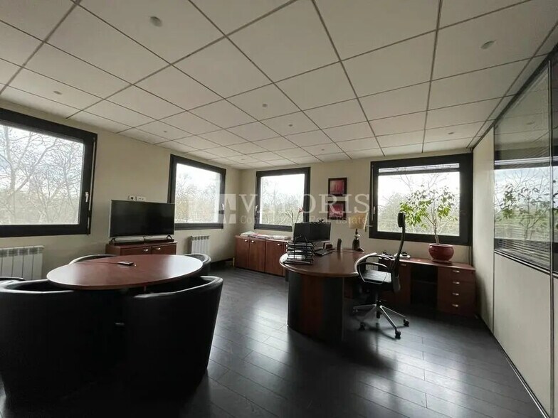 Office in Villeurbanne for lease - Building Photo - Image 2 of 5