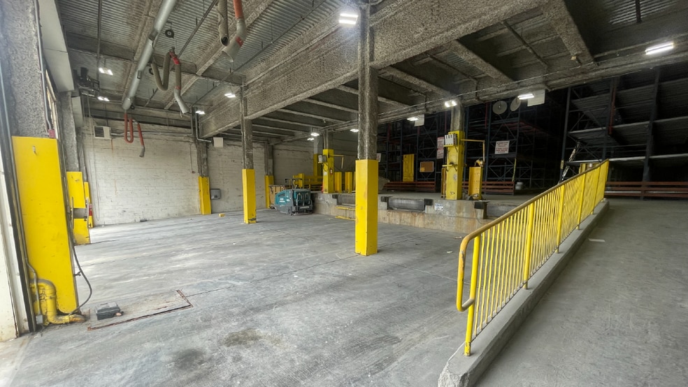 2544 Borough Pl, Woodside, NY for lease - Building Photo - Image 3 of 7