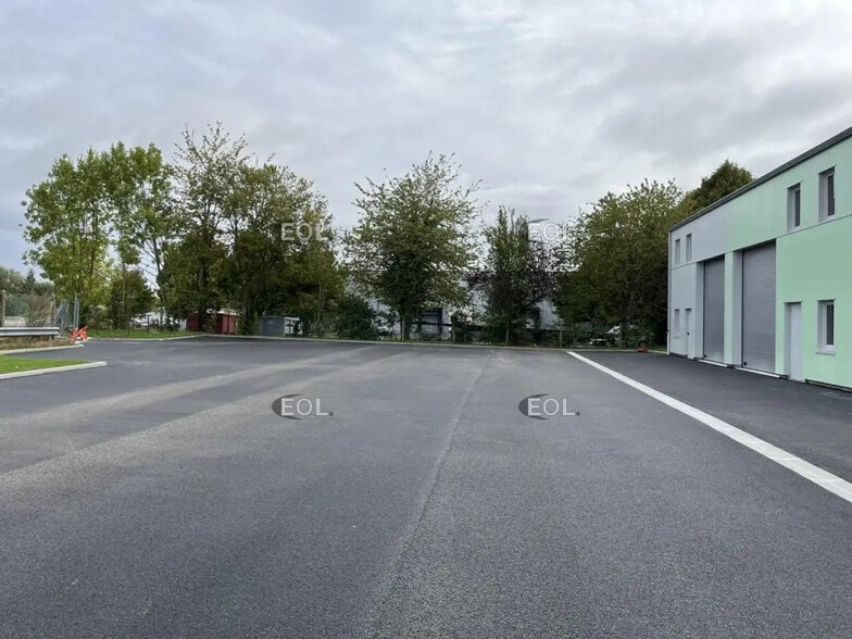 Flex in Novillers for lease - Building Photo - Image 2 of 10