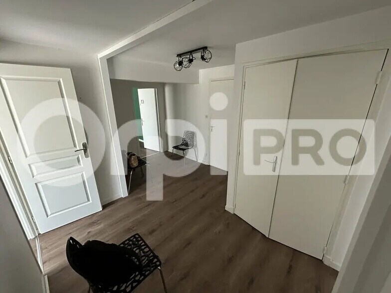 Office in Montluçon for lease - Interior Photo - Image 2 of 10