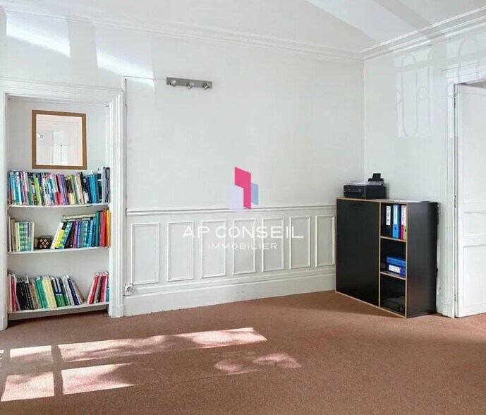 Office in Versailles for sale - Interior Photo - Image 2 of 13
