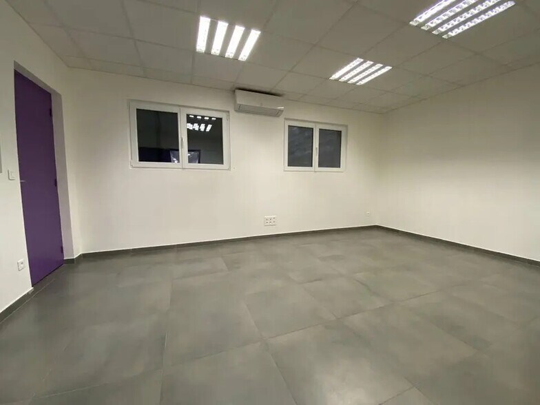 Flex in Reims for lease - Building Photo - Image 3 of 7