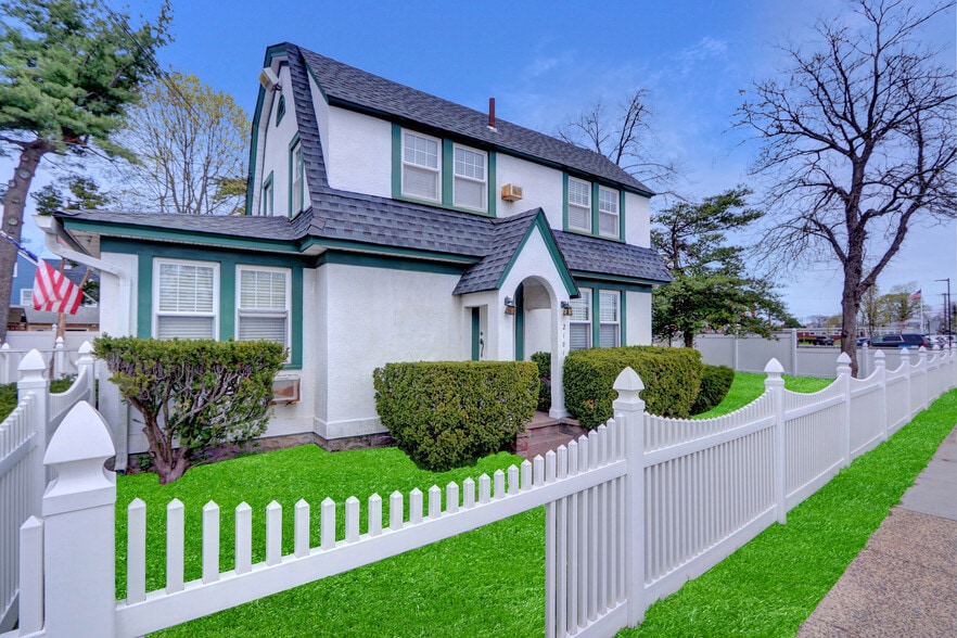 2101 Union Blvd, Bay Shore, NY for sale - Building Photo - Image 1 of 1