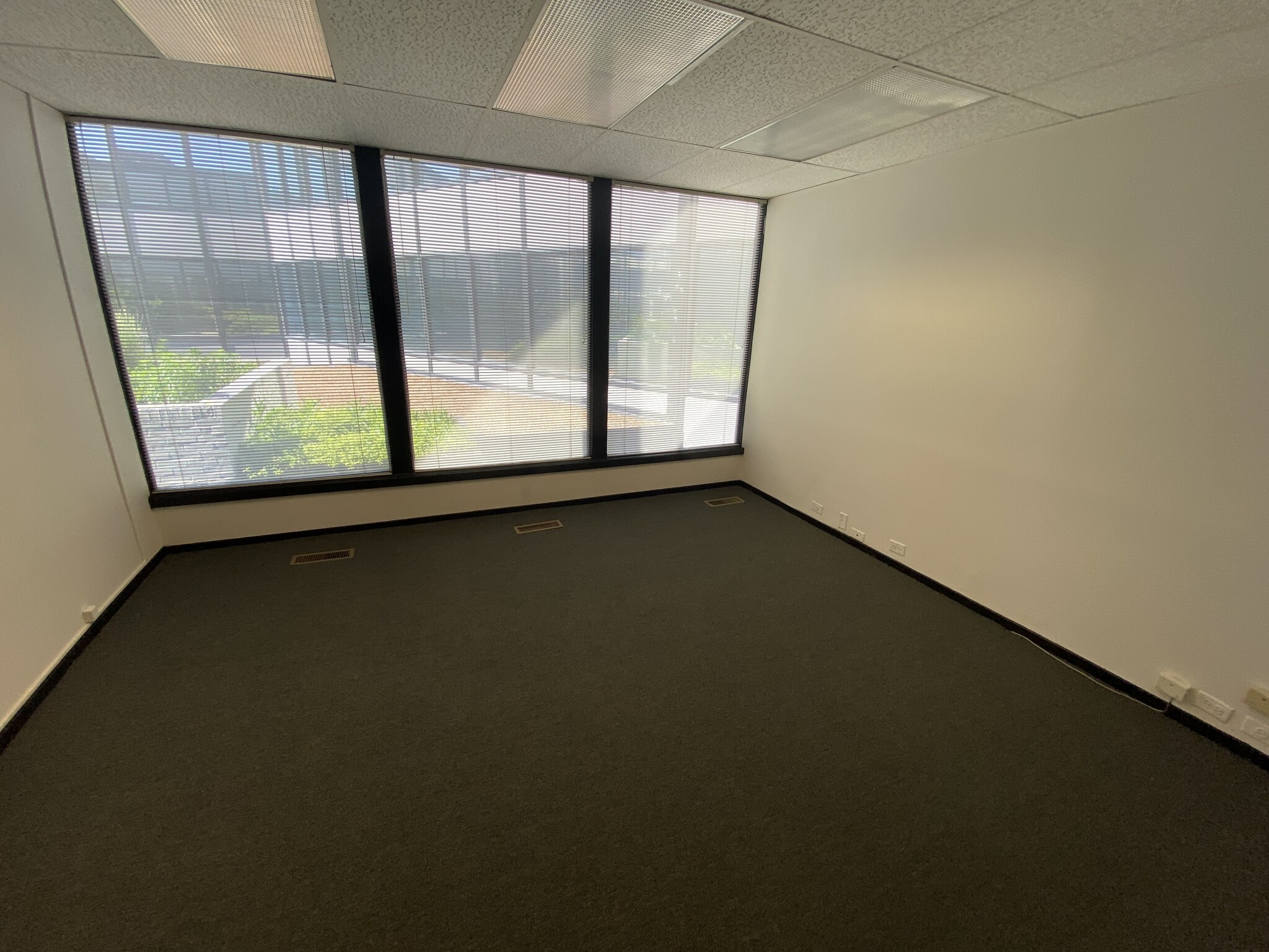 540-550 W Frontage Rd, Northfield, IL for lease Interior Photo- Image 1 of 3