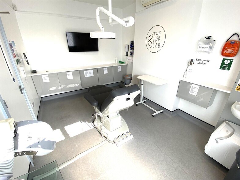 113 High Rd, Loughton for lease - Building Photo - Image 3 of 12