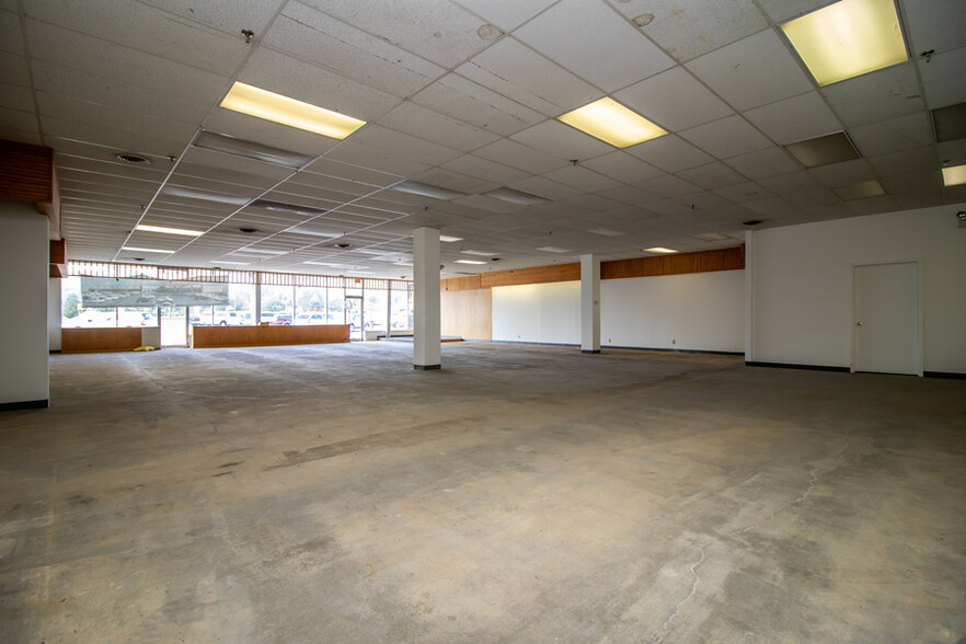 2015 S Broadway St, New Ulm, MN for lease - Interior Photo - Image 1 of 36