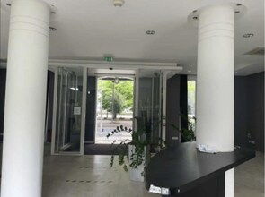 24-25 Quai Du President Carnot, Saint-Cloud for lease Interior Photo- Image 1 of 4