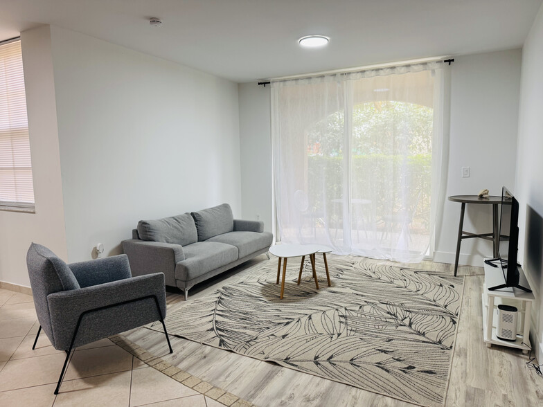 19555 E Country Club Dr, Aventura, FL for sale - Interior Photo - Image 3 of 13