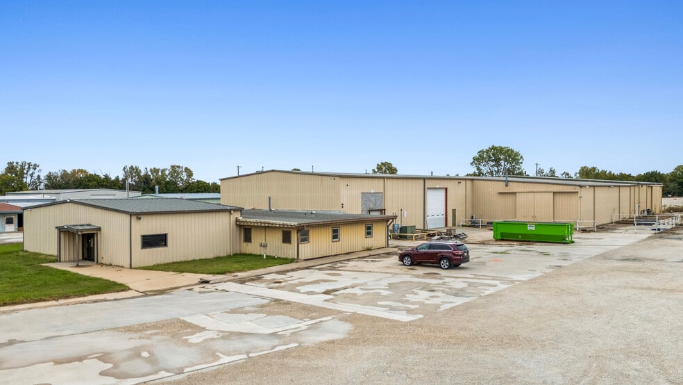 2701 N State St, Iola, KS for sale - Building Photo - Image 2 of 7