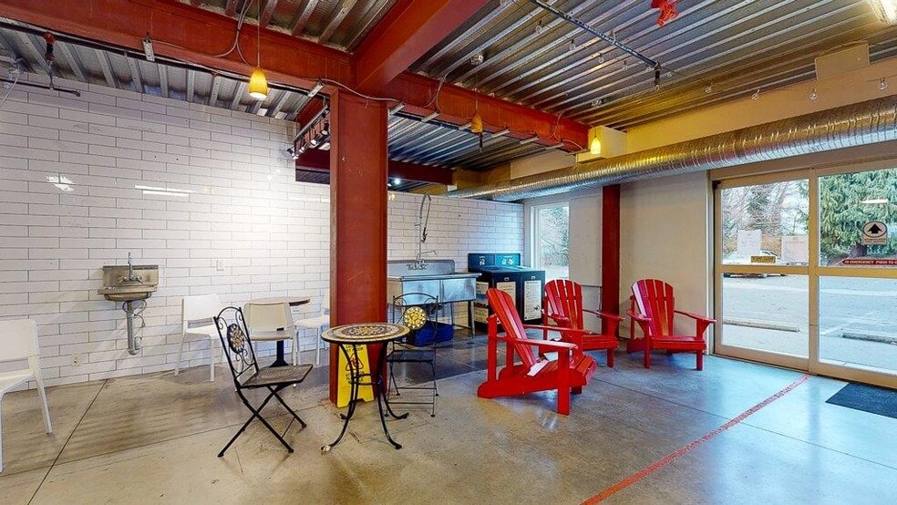 473 Gower Point Rd, Gibsons, BC for lease - Interior Photo - Image 2 of 15