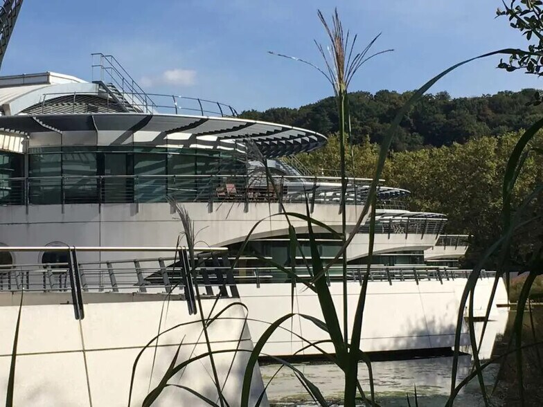 Office in Lyon for lease - Building Photo - Image 1 of 18