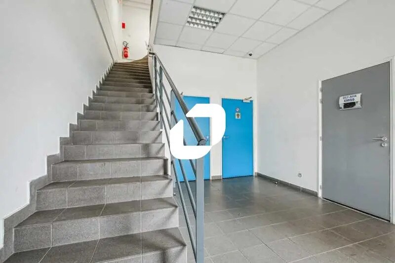 Office in Stains for lease - Interior Photo - Image 3 of 14