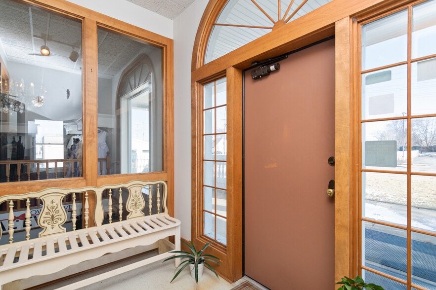 2415 N Richmond St, Appleton, WI for sale - Interior Photo - Image 2 of 31