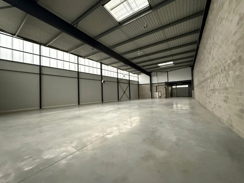 Office in Stains for lease - Interior Photo - Image 2 of 11