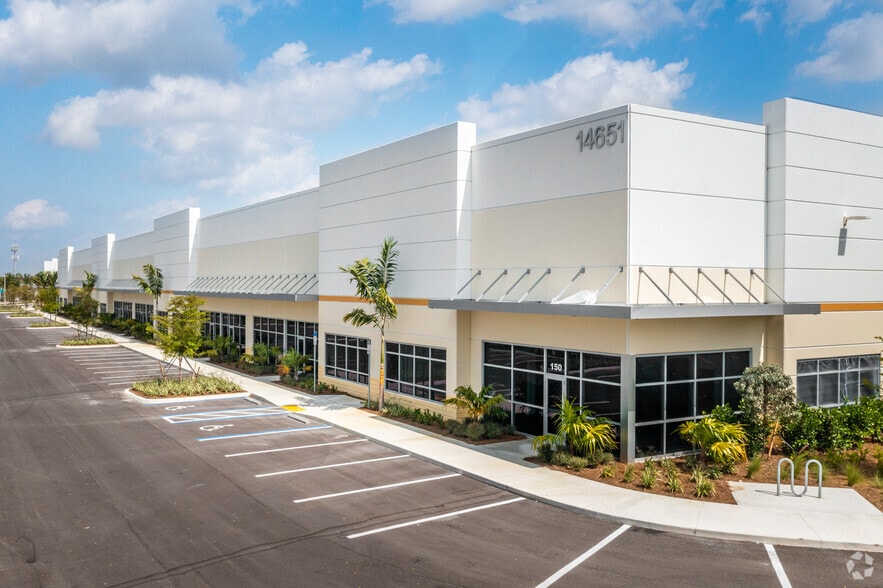 14651 Jetport Loop, Fort Myers, FL for lease - Building Photo - Image 1 of 5