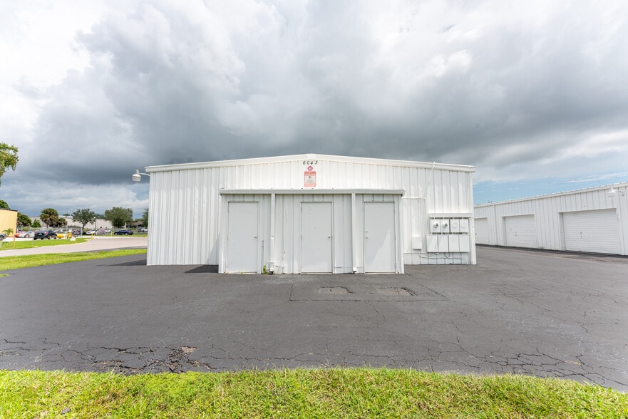 6043 Deacon Rd, Sarasota, FL for lease - Building Photo - Image 3 of 6