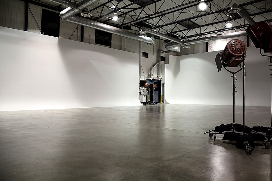 1031 S Victory Blvd, Burbank, CA for lease - Building Photo - Image 2 of 12