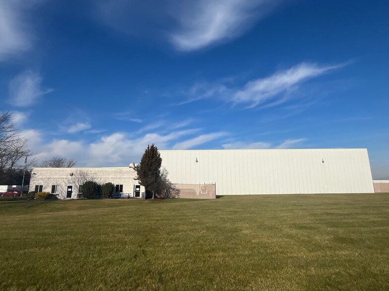 600 Bartlett Dr, York, PA for lease - Building Photo - Image 2 of 7