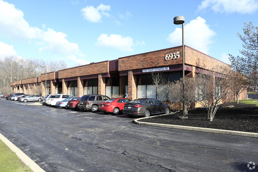 6935 Treeline Dr, Brecksville, OH for lease - Building Photo - Image 3 of 17