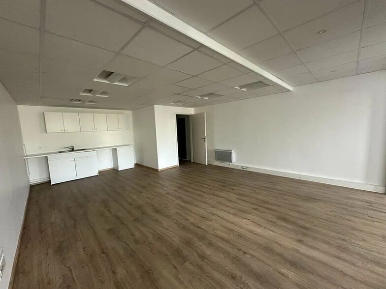 Office in Strasbourg for lease - Interior Photo - Image 2 of 12
