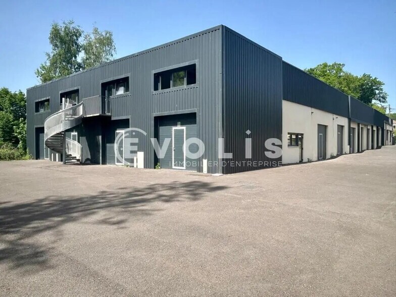 Flex in Saint-Chéron for lease - Building Photo - Image 1 of 8
