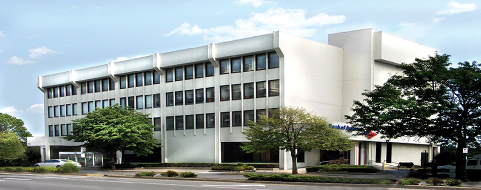 300 Merrick Rd, Lynbrook, NY for lease - Building Photo - Image 1 of 7