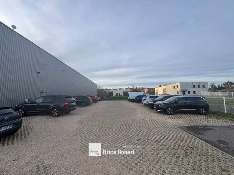 Flex in Taluyers for sale - Building Photo - Image 3 of 9