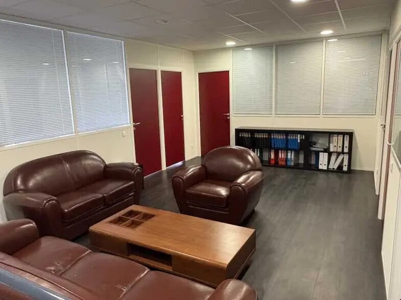 Flex in Vénissieux for lease - Interior Photo - Image 3 of 7