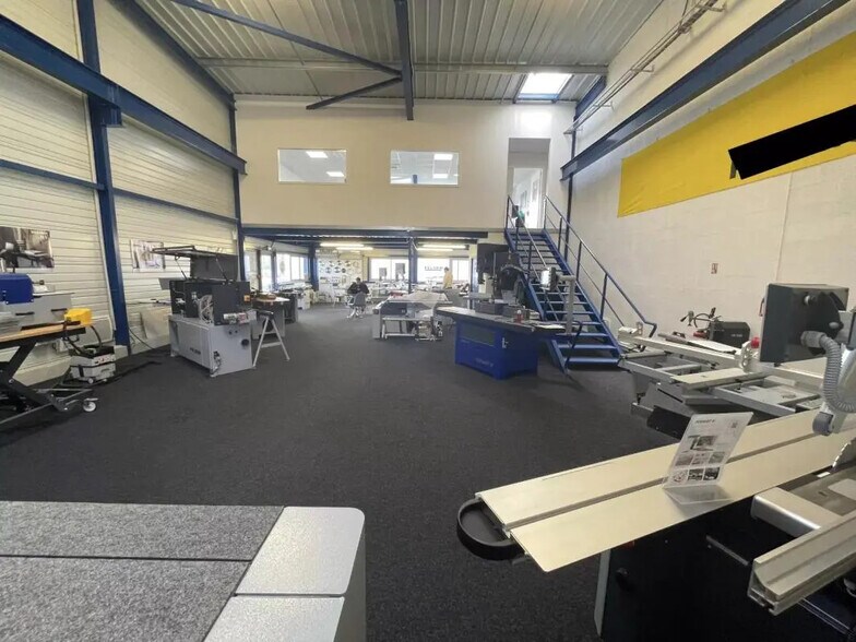 Flex in SAINT-JEAN-D'ILLAC for lease - Interior Photo - Image 3 of 9