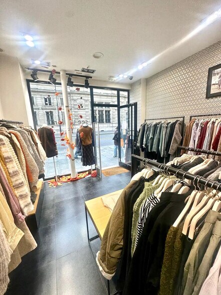 Retail in Paris for lease - Interior Photo - Image 2 of 5