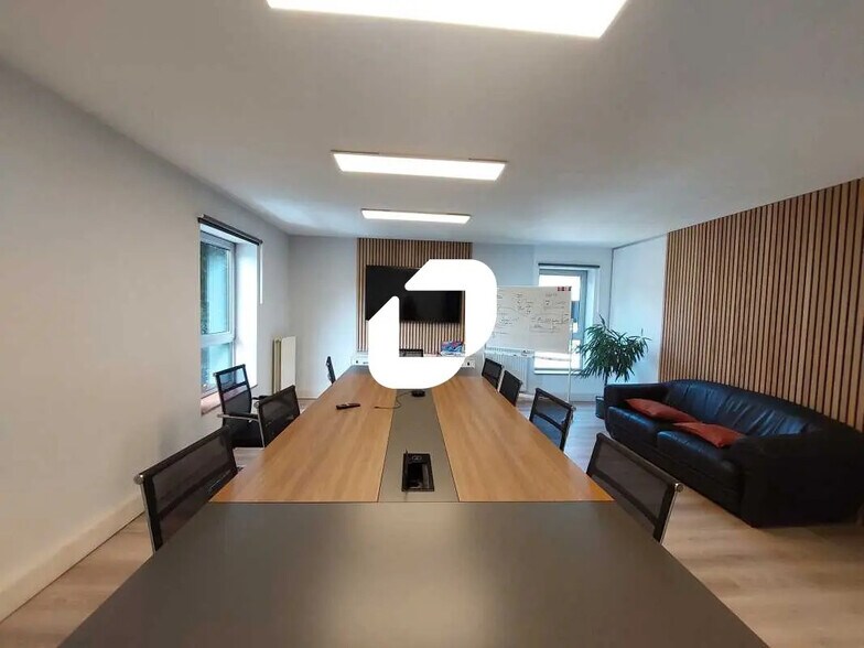 Flex in Voisins-le-Bretonneux for lease - Interior Photo - Image 2 of 11